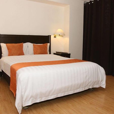 Harbor Town Hotel Илоило Экстерьер фото