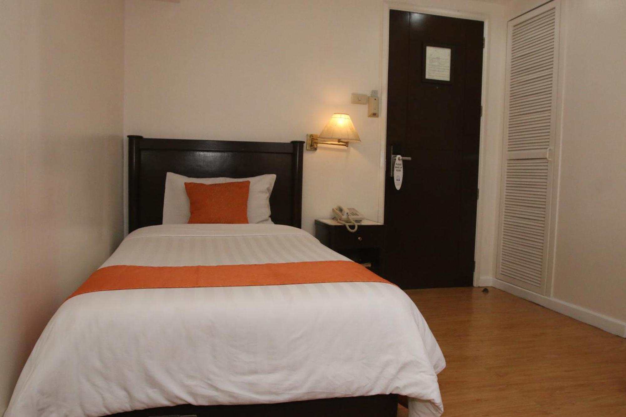 Harbor Town Hotel Илоило Номер фото