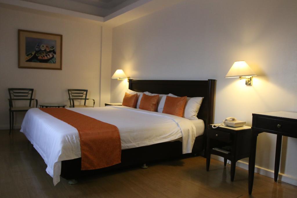 Harbor Town Hotel Илоило Экстерьер фото