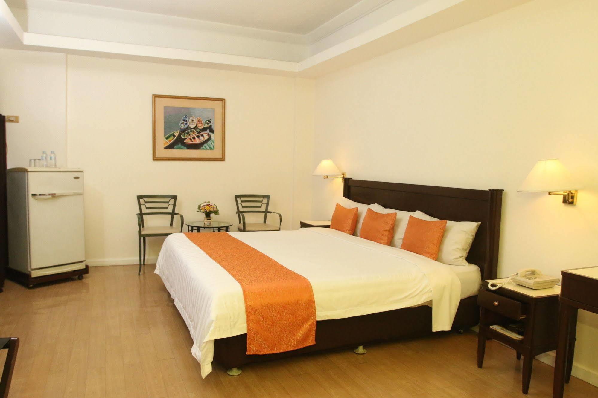 Harbor Town Hotel Илоило Экстерьер фото