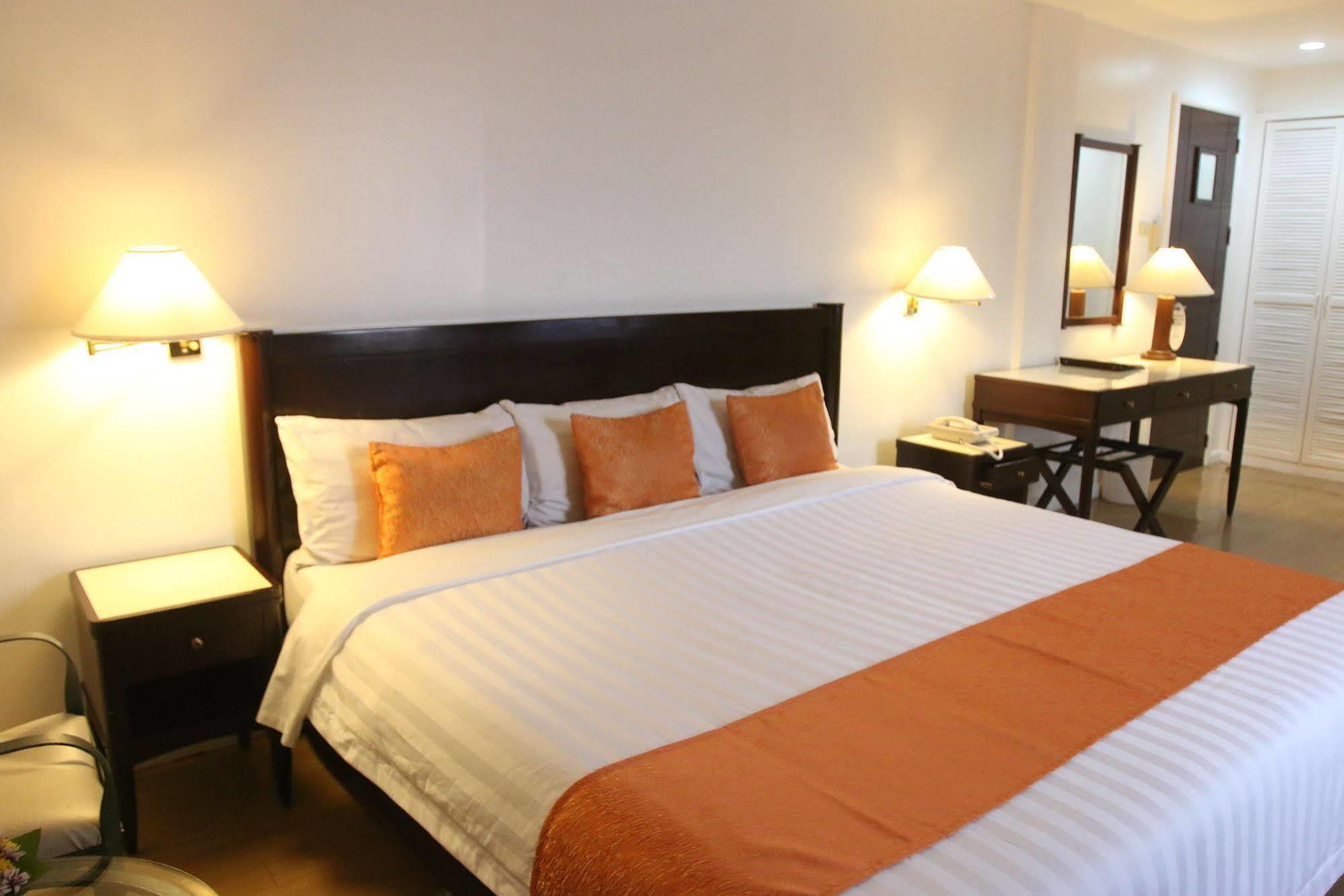 Harbor Town Hotel Илоило Экстерьер фото